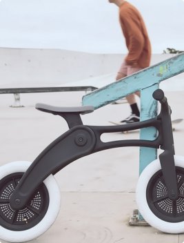 Kind met fiets op het strand